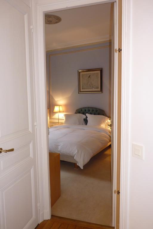 Prestigious 2 Bedroom Near Champs Elysees * Paris